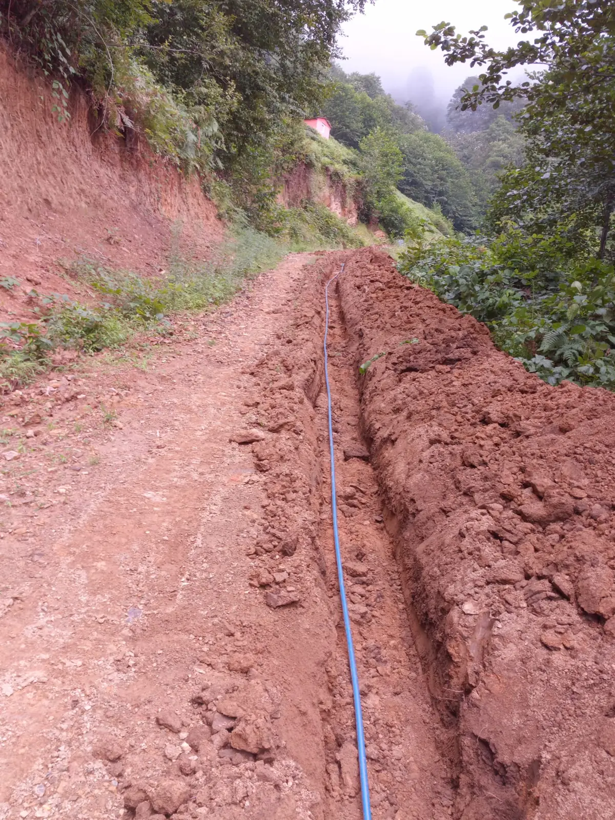 Toprak yol kenarında açılan hat kanalı
